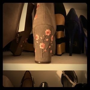 Ankle boots Brand new w/tag